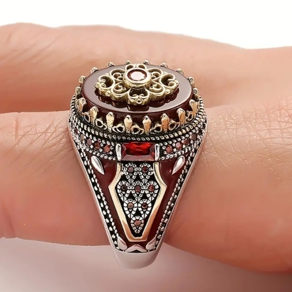 Crown Ring Engraved Eagle Print Red Synthetic Gemstone Ring Size 6 - Picture 6 of 6